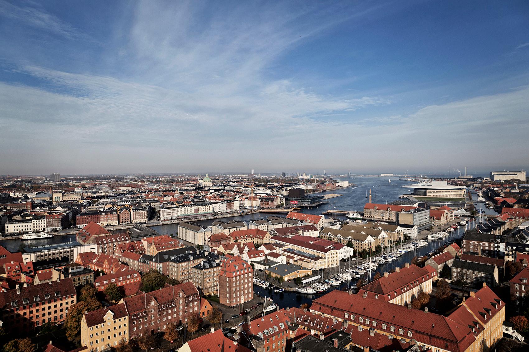 luftfoto af by