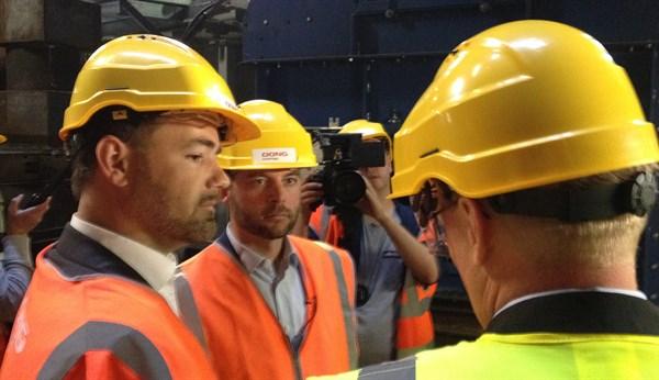 Skatteminister Morten Østergaard sammen med Aarhus´borgmester Jacob Bundsgaard (t.v.) og DONG Energys koncerndirektør Thomas Dalsgaard (med ryggen til)