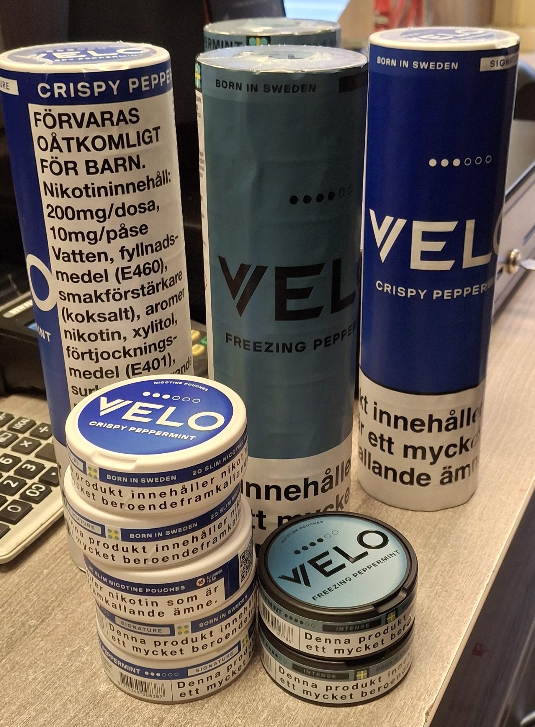 Myndighederne fandt også cirka 1.000 bøtter nikotinposer uden eller med forkert afgiftsmærkning. Foto: Skattestyrelsen. 