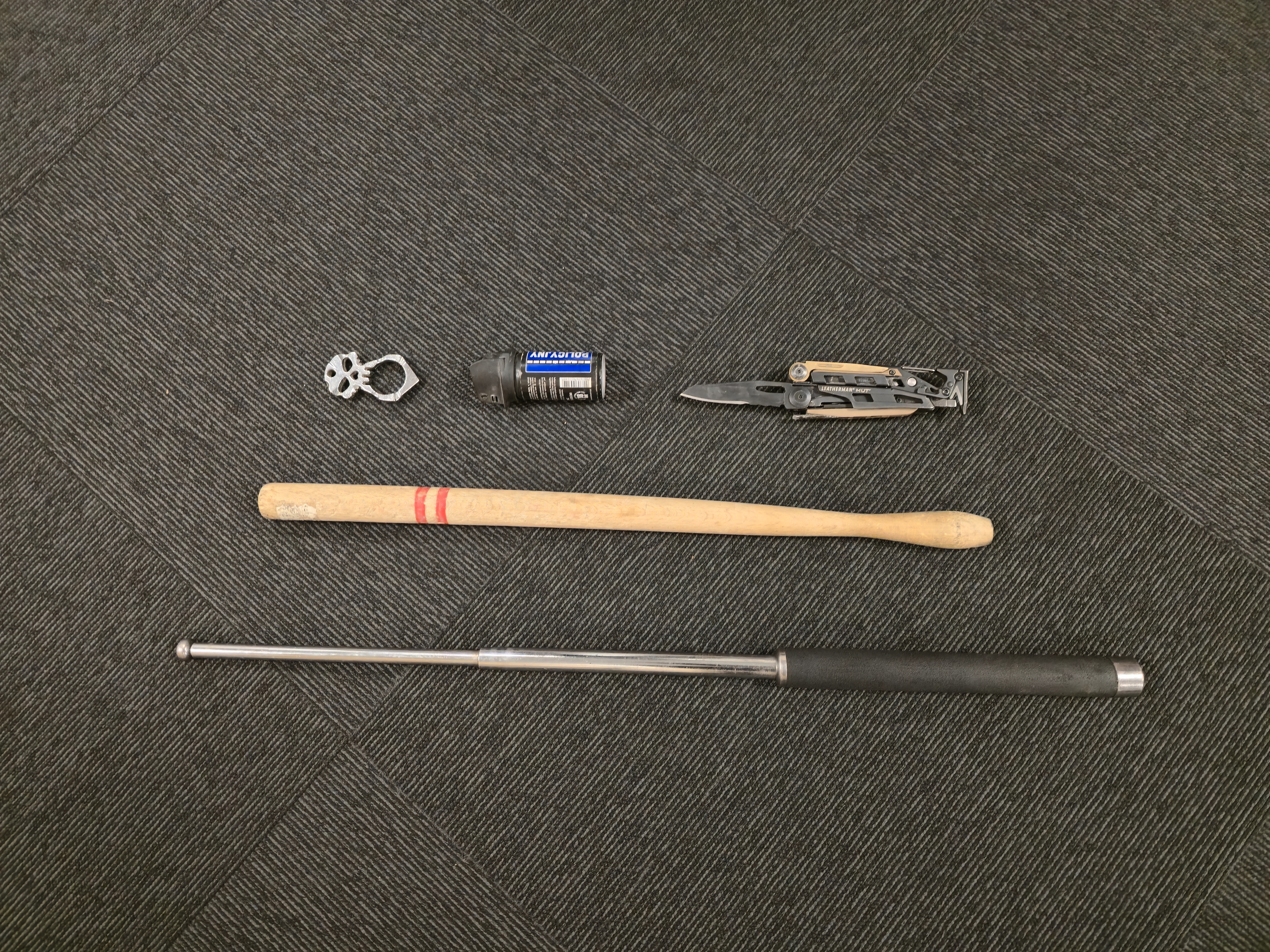 I en kiosk blev der fundet et knojern, en kniv, en totenschlæger, en peberspray og flere hammere sammen med næsten 190 gram euforiserende stoffer, herunder knap 220 milliliter flydende GHB, også kendt som stoffet ’Fantasy’, samt 132 tabletter ulovlig medicin. Kioskejeren blev anholdt på stedet af politiet. Foto: Københavns Politi.